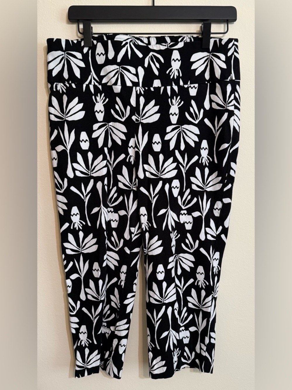 Chico’s Black and White Floral Women’s Capri Leggings size 12 US